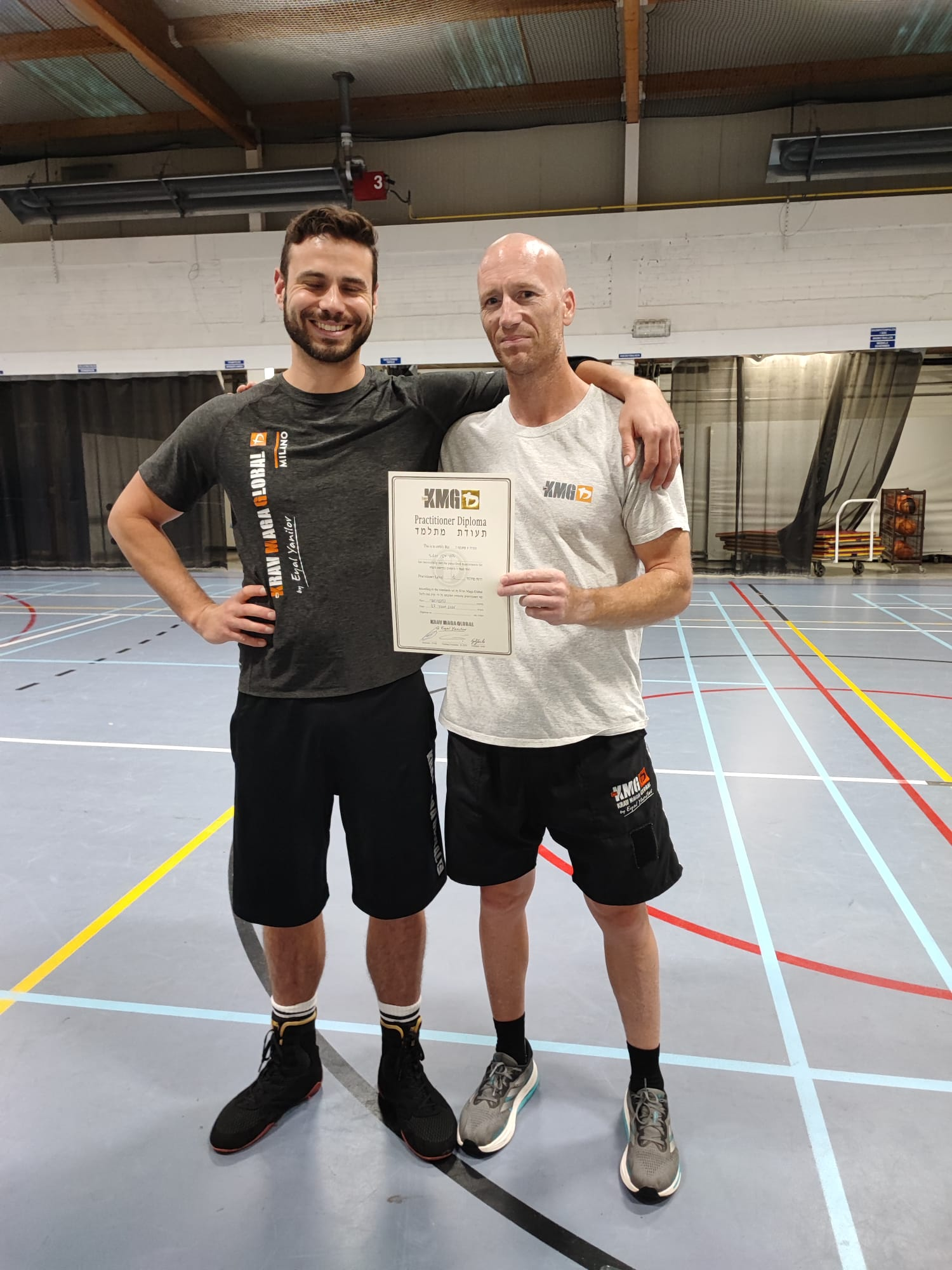 Sam ontvangt zijn Practitioner 1-diploma van Kyle